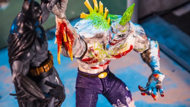Batman: Arkham Asylums Titan Joker verwandelt sich in eine Actionfigur von McFarlane Toys