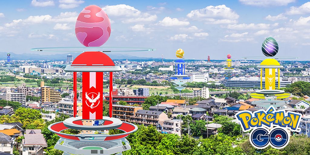 Mehrere Pokemon Go-Raids in einer geschäftigen Stadt mit dem Pokemon Go-Logo unten rechts