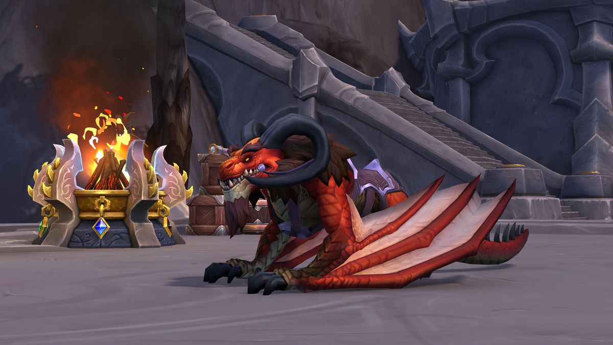 World of Warcraft - der Drachenbegleiter eines Spielers, der gerade angepasst wird. Dieser Drache ist ein zahniges, gehörntes Tier mit schweren Klauen und an der Seite gefalteten Flügeln.