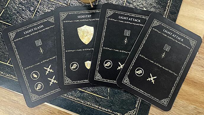 Ein gefächertes Kartenblatt im Elden Ring-Brettspiel, das Bewegungen wie leichte Angriffe und Ausweichmanöver zeigt.