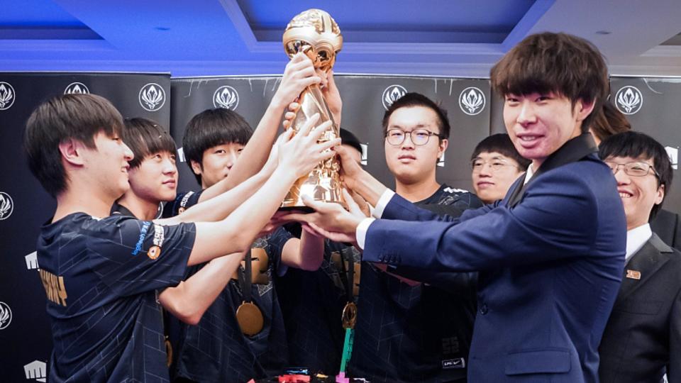 Xiaohu (Dritter von rechts) hatte acht erfolgreiche Jahre bei RNG und gewann in seiner Zeit bei der Organisation drei aufeinanderfolgende MSI-Titel, sechs LPL-Meisterschaften und sechs weitere Titel.  (Foto: Riot Games)