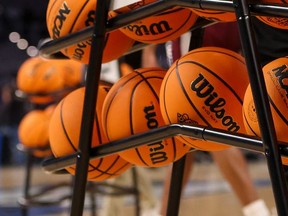 Basketbälle auf einem Gestell.  Kevin Jairaj-USA HEUTE Sport