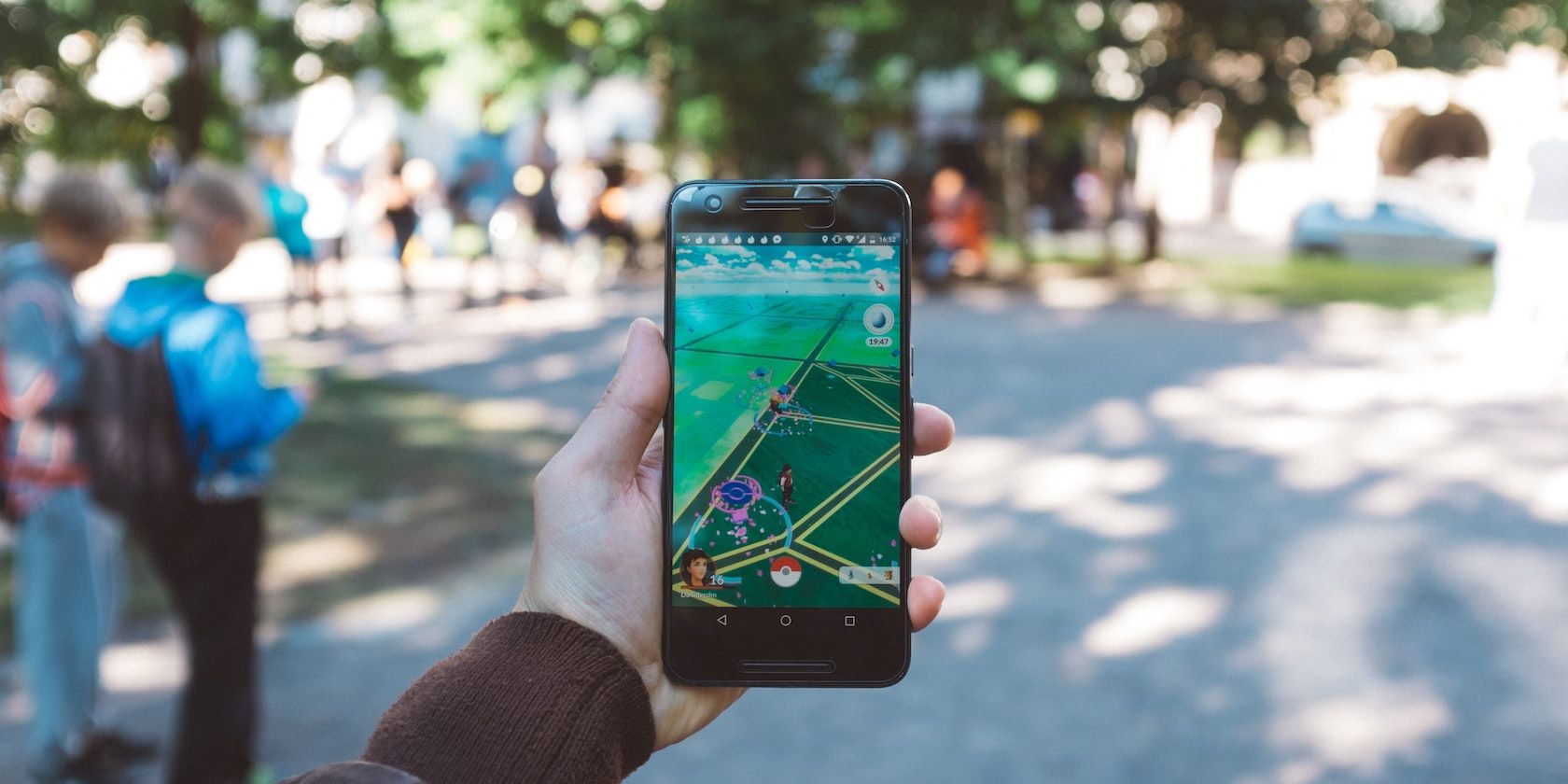 Person, die Smartphone mit Pokemon GO Featured Image hält