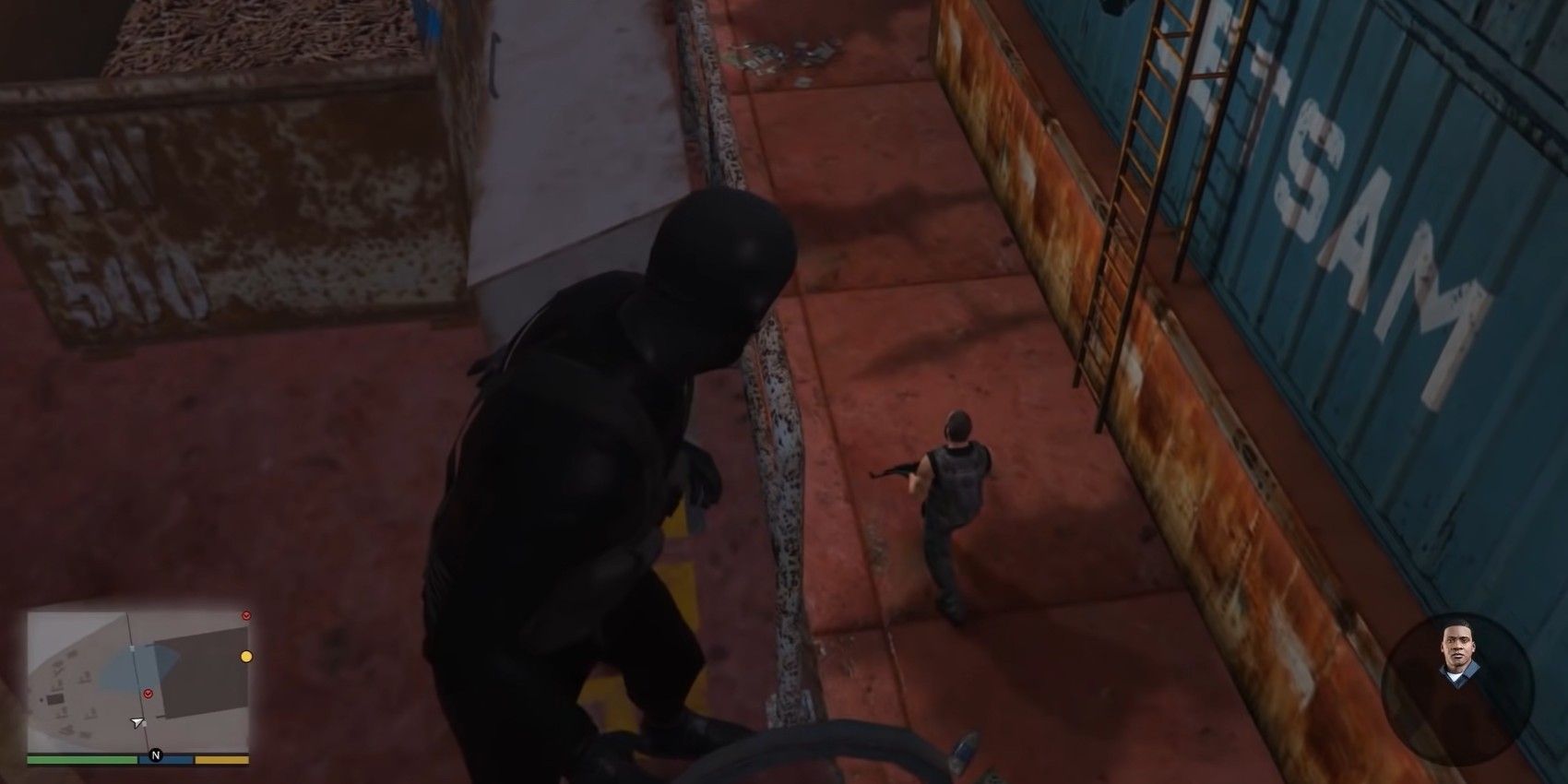 Michael schleicht sich in The Merryweather Heist in Grand Theft Auto 5 um ein Containerschiff herum