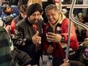 Raptors Superfan posiert für Fotos mit Fans auf dem GO.