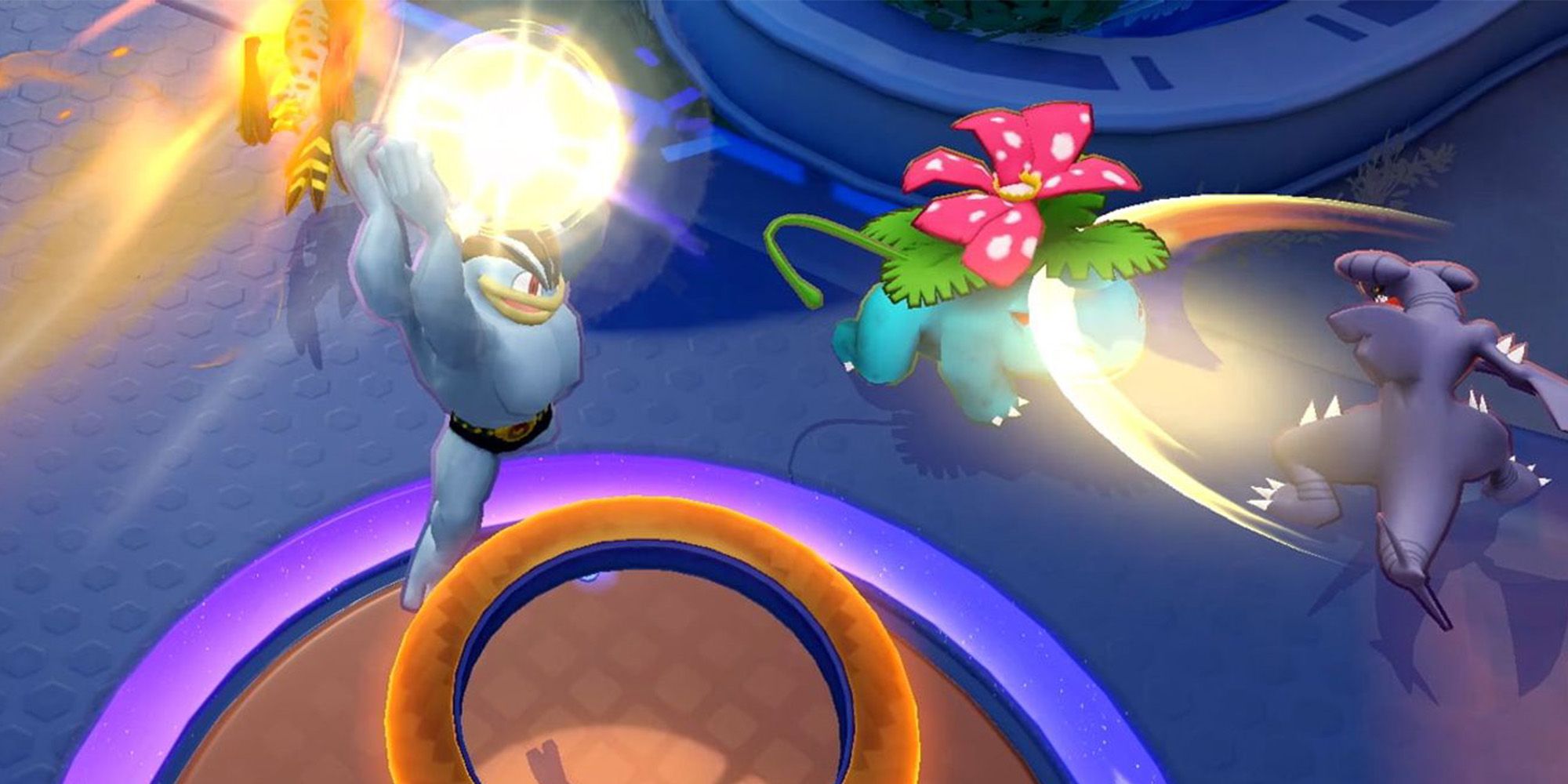 Machamp erzielt ein Tor, während Garchomp Venasuar angreift. Talonflame ist im Hintergrund zu sehen