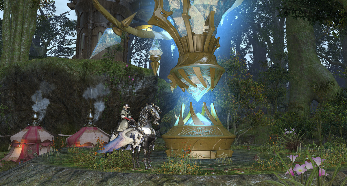 Ein Bild eines Charakters aus Final Fantasy 14, der auf einem gepanzerten Pegasus reitet. Die beiden stehen neben einem riesigen schwimmenden blauen Kristall.
