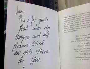Eine rassige Note wurde in einem Liebesroman gefunden.  Che Moore/Facebook