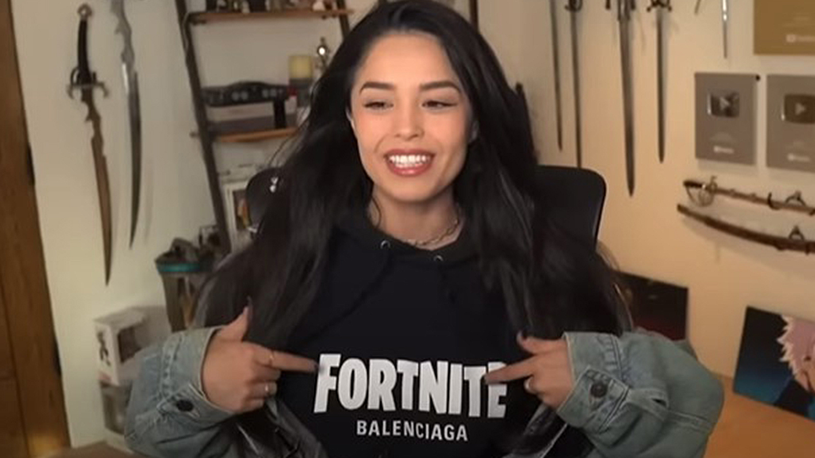 Valkyrae antwortet, nachdem sie wegen des Tragens von Fortnite x Balenciaga Hoodie gerufen wurde