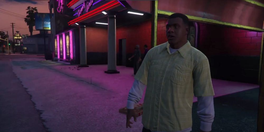 Franklin steht in GTA V vor einer Bar