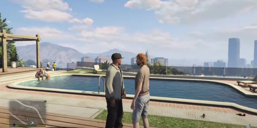 Franklin unterhält sich in GTA V mit einem Mann am Pool