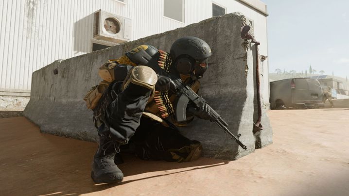 Spieler, der in Warzone 2.0 hinter der Deckung kauert.