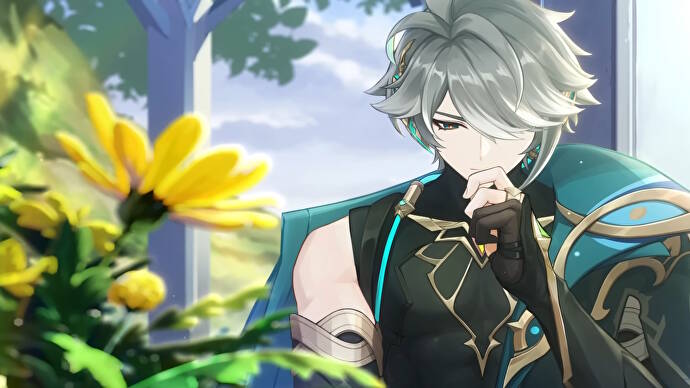 Genshin Impact Alhaitham Build: Ein Anime-Mann mit kurzen silbernen Haaren, der eine schwarze Tunika mit einem grünen Umhang trägt, steht neben einer gelben Blume und trägt einen nachdenklichen Ausdruck auf seinem Gesicht