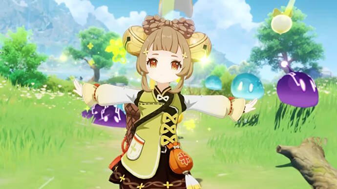 Genshin Impact Yaoyao Build: Ein Anime-Mädchen mit einer hellgrünen Weste und braunen Haaren in Zöpfen rennt mit nach beiden Seiten ausgestreckten Händen einen Grasweg entlang.  Große farbige Kleckse folgen ihr