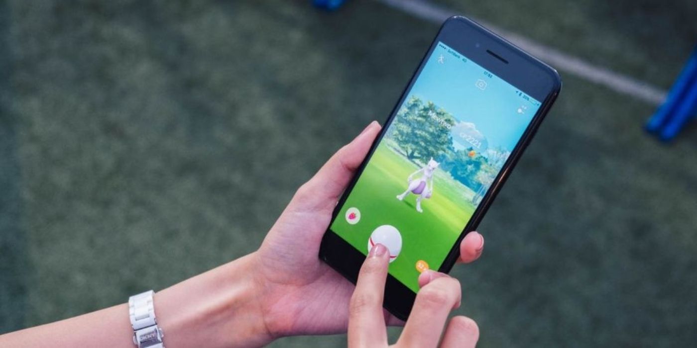 Jemand, der Mewtu in Pokemon Go fängt