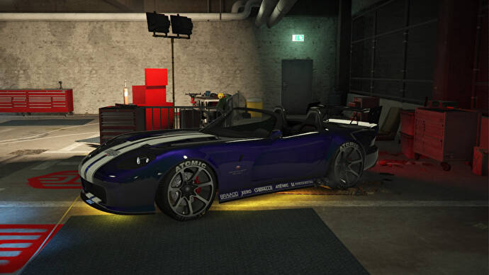 GTA Online Haos Probefahrt, ein blauer Bravado Banshee mit zwei weißen Streifen auf der Motorhaube