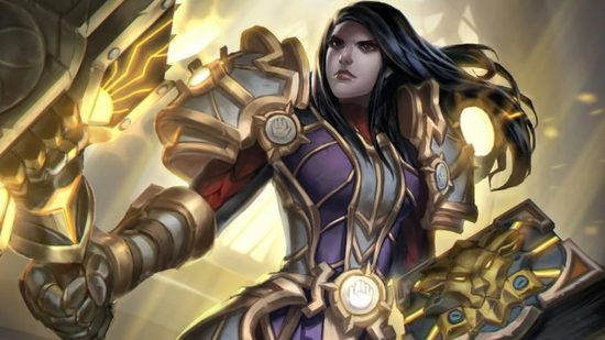 wow-drachenflug-klasse-tuning-paladin-priester-krieger-buff-dämonenjäger-nerfs WoW Dragonflight Class Buffs für Paladin und Arms Warrior: Eine blasse Frau mit schwarzem Haar und lila Rüstung mit goldenen Einlagen hält einen riesigen Hammer und ein Zauberbuch mit einem Löwen darauf