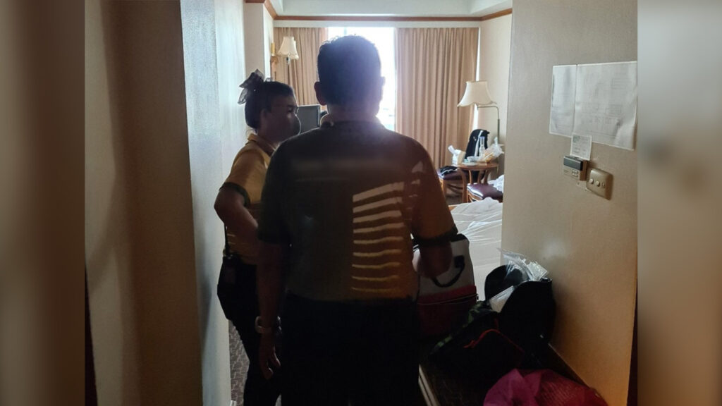 Das Hotelpersonal kommt in die Situation, in der sich plötzlich ein mysteriöses Mädchen im Zimmer auszieht