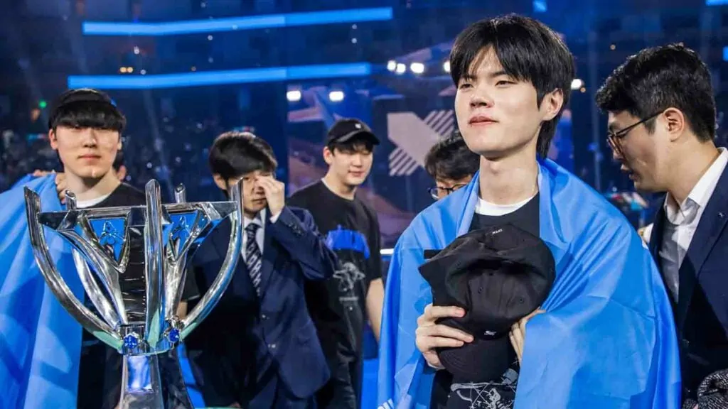 DRX Deft steht neben der Worlds 2022-Trophäe