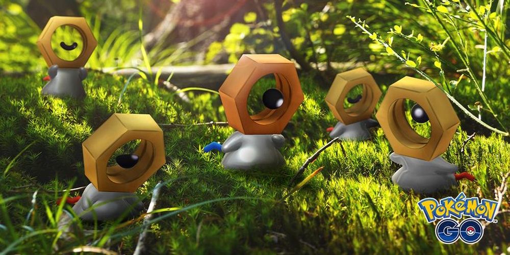 Fünf verschiedene Meltan in einem Wald, wobei der zentrale Shiny ist