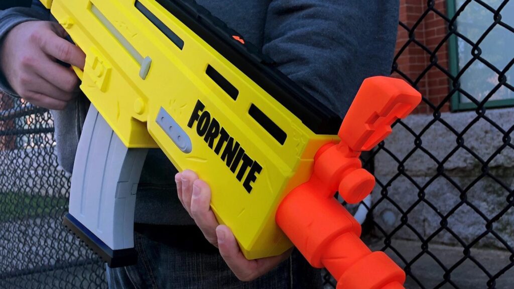 Eine Person, die eine Fortnite NERF-Waffe hält
