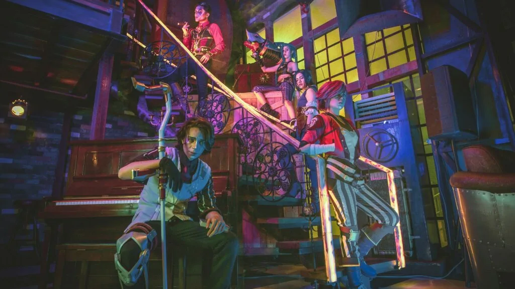 Arkanes Gruppen-Cosplay aus League of Legends mit Viktor, Silco, Jinx, Vi und Caitlyn