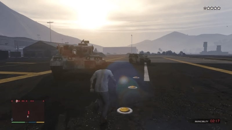 Trevor eilt auf einen Militärpanzer zu