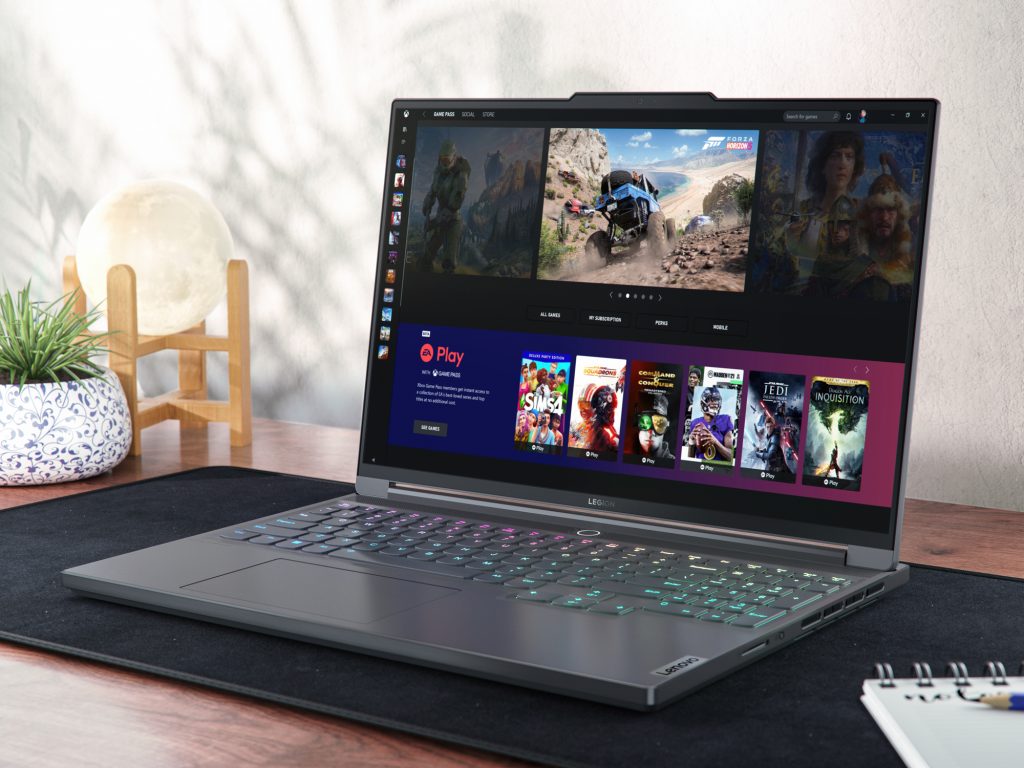 Auf dem Schreibtisch geöffneter Laptop mit Xbox Game Pass