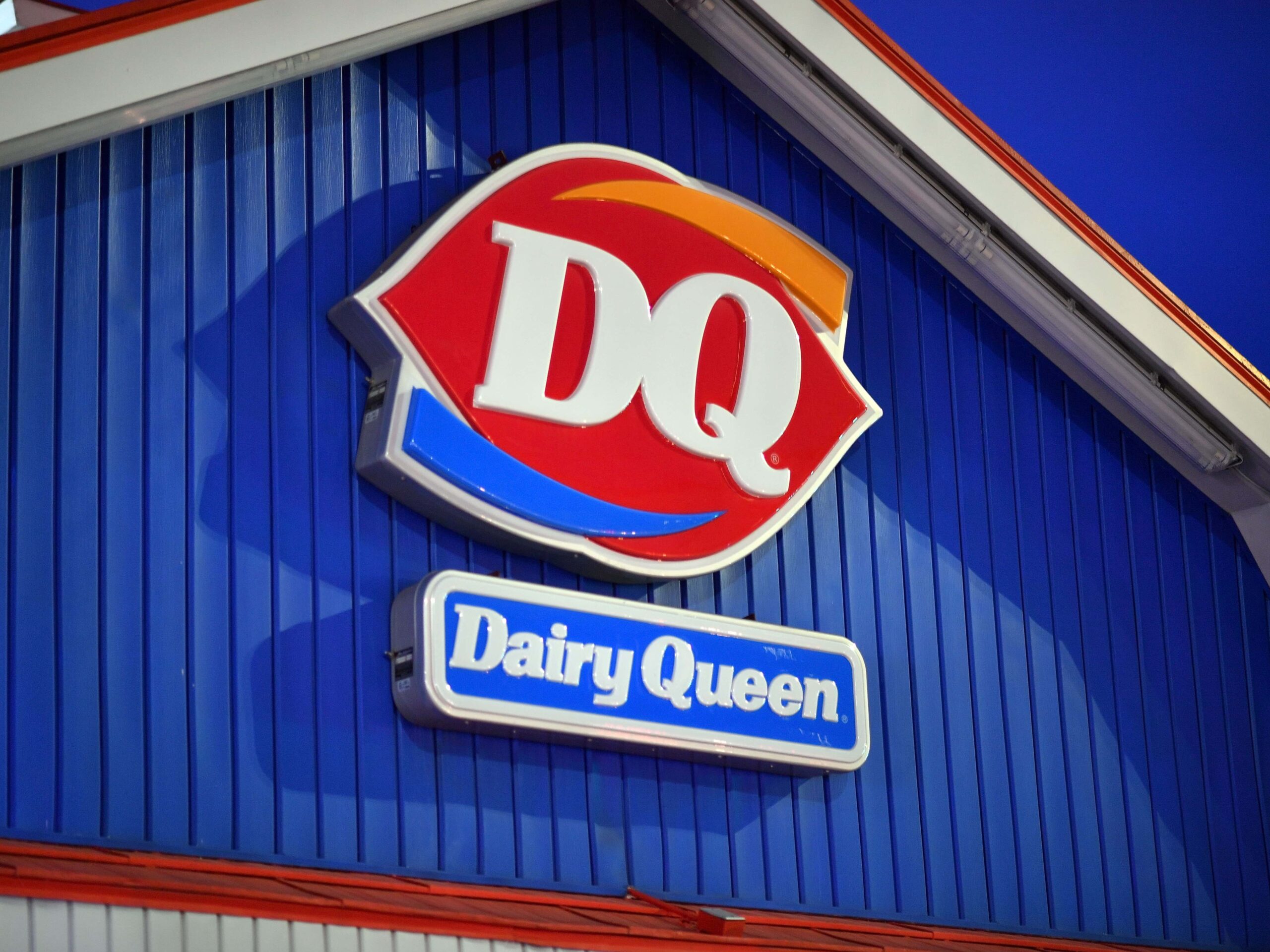 Ein Mann findet einen fehlenden riesigen roten Löffel von Dairy Queen, während er Pokemon Go spielt, was die Frage aufwirft, wer zum Teufel noch Pokemon Go spielt
