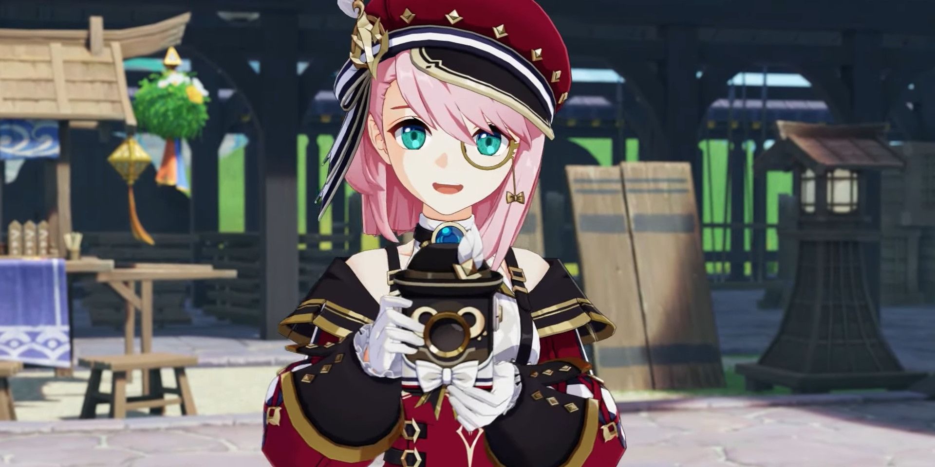Charlotte von Genshin Impact hält ein Kameragerät in ihren Händen und lächelt in die Richtung des Betrachters.  Sie befindet sich in Inazuma, wie der Stil der Dekorationen im Hintergrund zeigt.