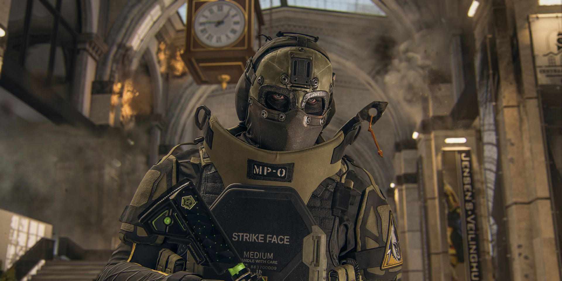 Der maskierte, schwer gepanzerte Operator Nikto steht inmitten der brennenden Trümmer von Vondels Bahnhof in Warzone 2. 