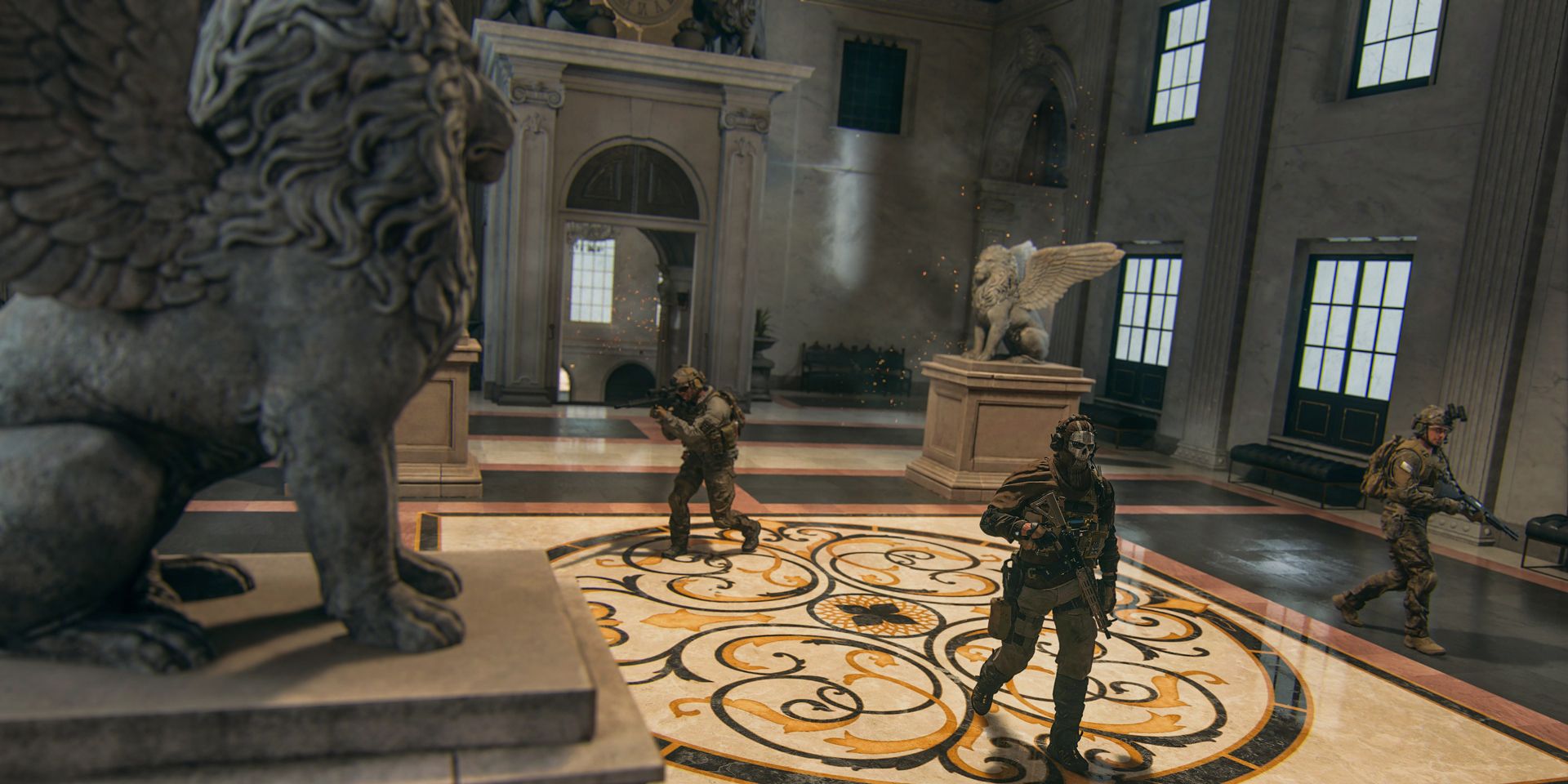 Eine Gruppe schwer gepanzerter Spielercharaktere erkundet das Kunstmuseum auf der neuen Vondel-Karte von Warzone 2.  Sie gehen an Greifstatuen vorbei auf einem opulenten Boden mit schwarz-goldenem Design. 