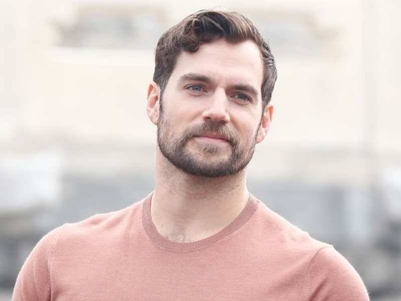 Henry Cavill, der die Superman-Rolle aufgrund von World of Warcraft fast ablehnte, weigerte sich, mit seiner Freundin ins Bett zu gehen, während er sich „Arcane“ im Binge-Watching ansah: "Nein, ich muss weiter zuschauen" 3 Henry Cavill