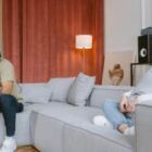 Ehemann erwartet von seiner Frau, dass sie seine Koffer für eine Reise packt, weil er die ganze Nacht wach war und Fortnite gespielt hat 