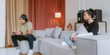 Ehemann erwartet von seiner Frau, dass sie seine Koffer für eine Reise packt, weil er die ganze Nacht wach war und Fortnite gespielt hat
