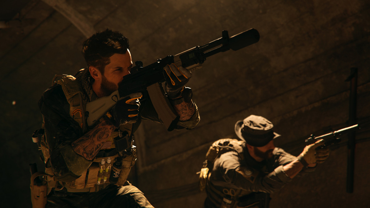 Zwei Operator zielen in Call of Duty Modern Warfare 2 mit ihren Zielfernrohren ab.