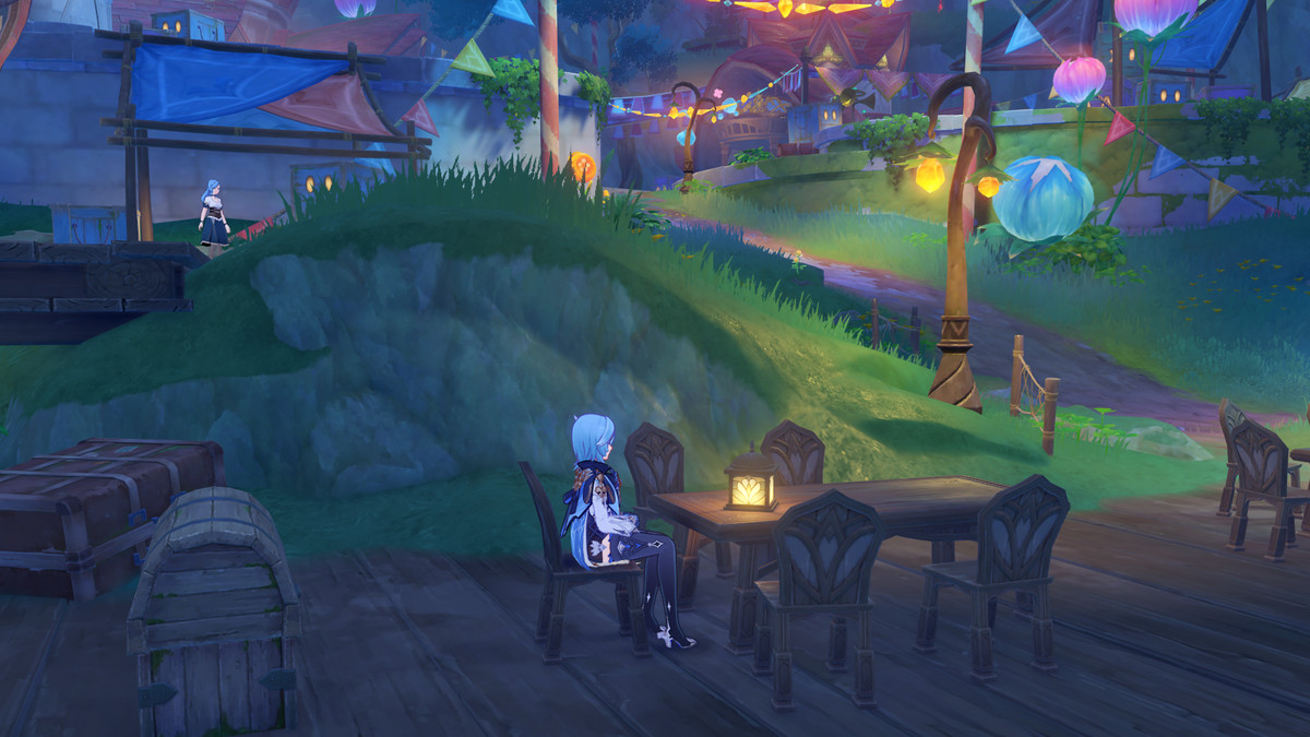 Eula sitzt am Kopfende des Tisches mit einer Lampe darauf als Teil der Weltquest „Returning Curios“, um den ersten verborgenen Schatz im Secret Summer Paradise-Event von Genshin Impact zu erhalten.