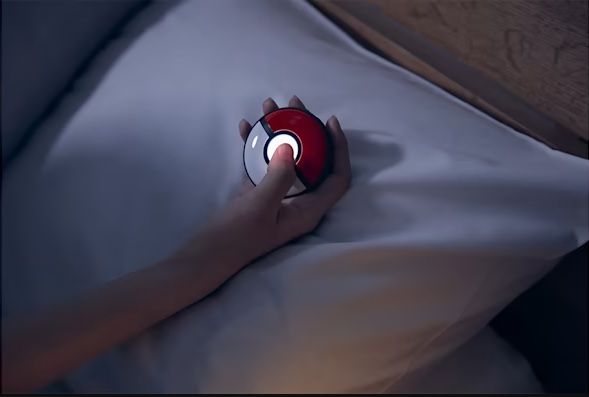 Halten Sie das Pokemon GO Plus+-Gerät auf dem Bett