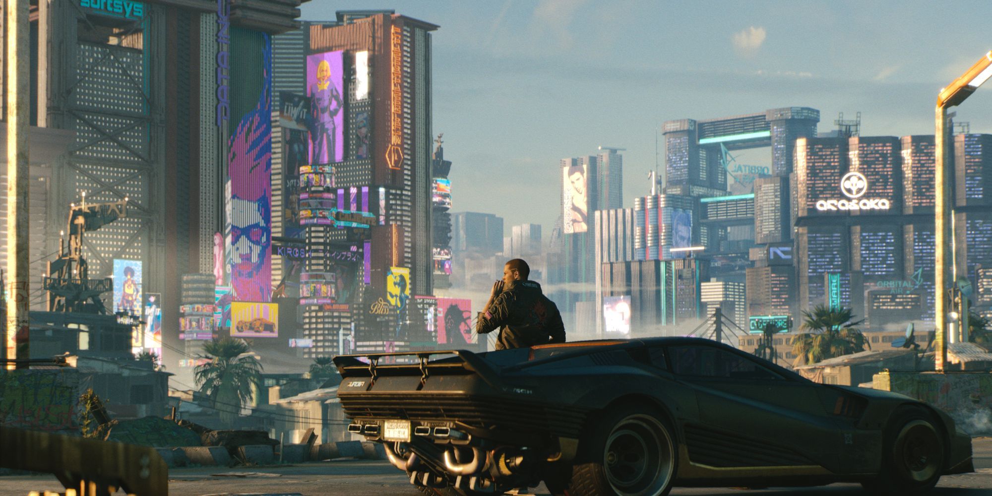Spieler im Vordergrund mit geparktem Fahrzeug, vor einem Blick auf die hoch aufragenden Gebäude von Night City