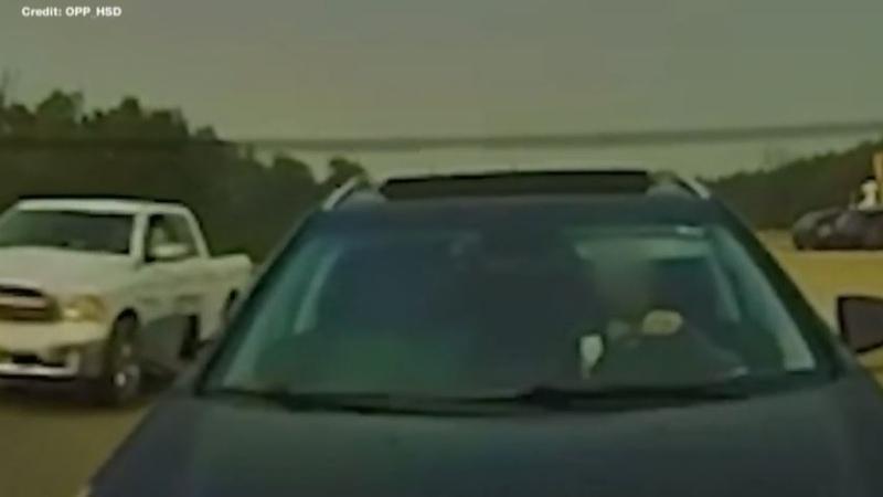 Das Dashcam-Video zeigt, wie ein Fahrer abgelenkt wird, weil sein Mobiltelefon auf der GTA-Autobahn gegen sein Fahrzeug prallt