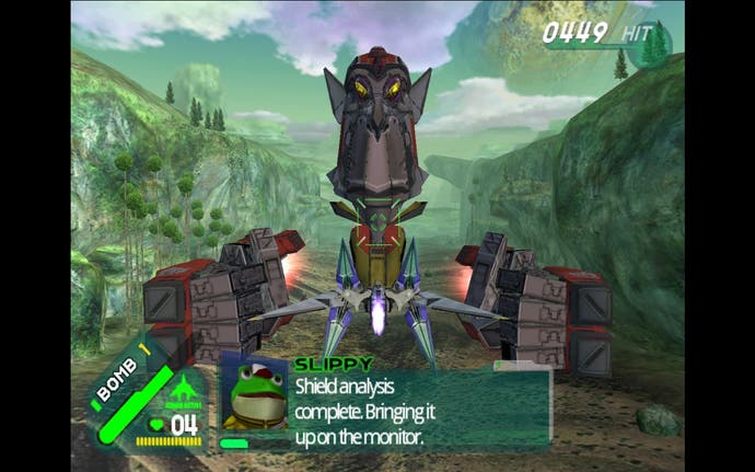 Screenshot von Star Fox Assault: Arwing nähert sich einem riesigen schwebenden Metallkopf mit zwei abgetrennten Händen in einem Regenwald.