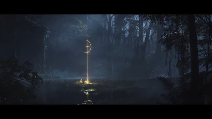 Screenshot des Story-Trailers „Shadow of the Erdtree“, der ein seltsames goldenes Symbol inmitten eines dunklen, mondbeschienenen Sees zeigt