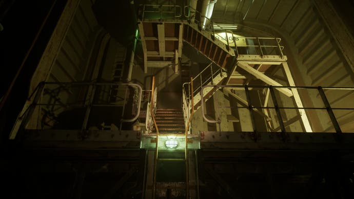 Der offizielle Screenshot von „Still Wakes the Deep“ zeigt eine schwach beleuchtete Treppe in einer Bohrinsel