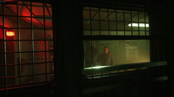 Der offizielle Screenshot von „Still Wakes the Deep“ zeigt eine Person, die von der anderen Seite eines Fensters in einer schwach beleuchteten Bohrinsel auf Sie schaut