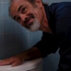 Steven Ogg wird in „Scared S**tless“ von einem Toilettenmonster terrorisiert Creo Gaming