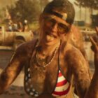 GTA VI: Neue Verzögerung bestätigt, große Auswirkungen auf die kommende PC-Version. A woman covered in mud wearing sunglasses, a backward cap, and a stars-and-stripes bikini top makes hand gestures and sticks out her tongue at an outdoor muddy event.