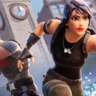 Fortnite: Zu viele Bots, aber eine einfache Lösung, um das Erlebnis zu verbessern. Fortnite battle scene: fierce female agent with dual pistols charging forward, blonde male fighter beside her, clock tower and chaotic city background