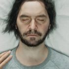 Control Resonant: Remedy setzt auf eine Veröffentlichung in der Nähe von GTA 6 und setzt auf dessen Einzigartigkeit. Dylan asleep with a hand touching his shoulder during the trailer for Control 2.