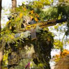Call of Duty: MW4 DMZ: Die Entwickler sorgen im Vergleich zur Konkurrenz für ein besseres „Gefühl“ der Waffen. A screenshot of a Call of Duty: Modern Warfare 4 soldier holding a rifle in a ghillie suit.