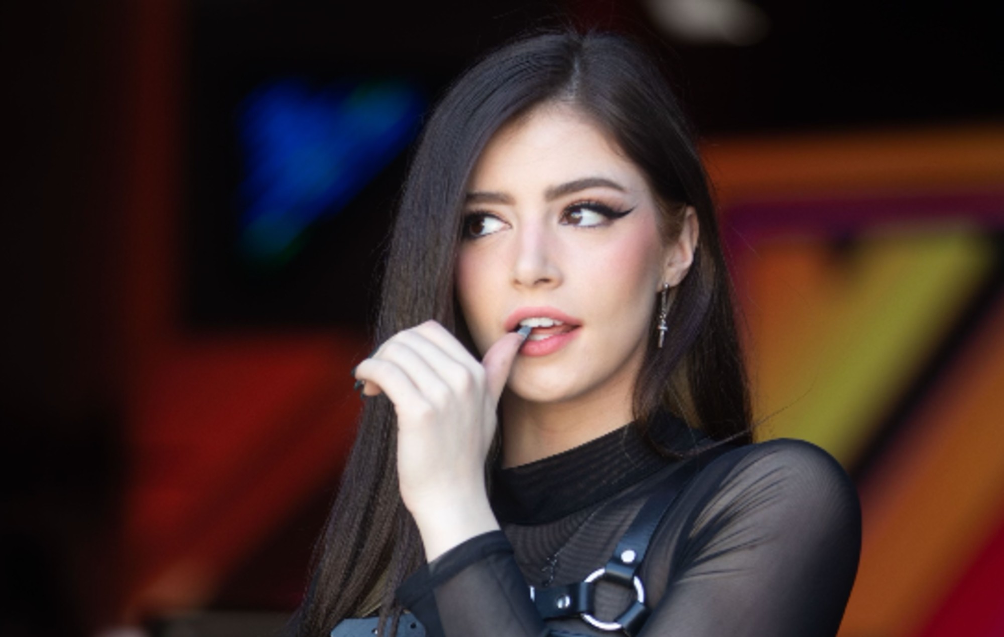 Chrissy Costanza performs ‘League Of Legends’ anthems live